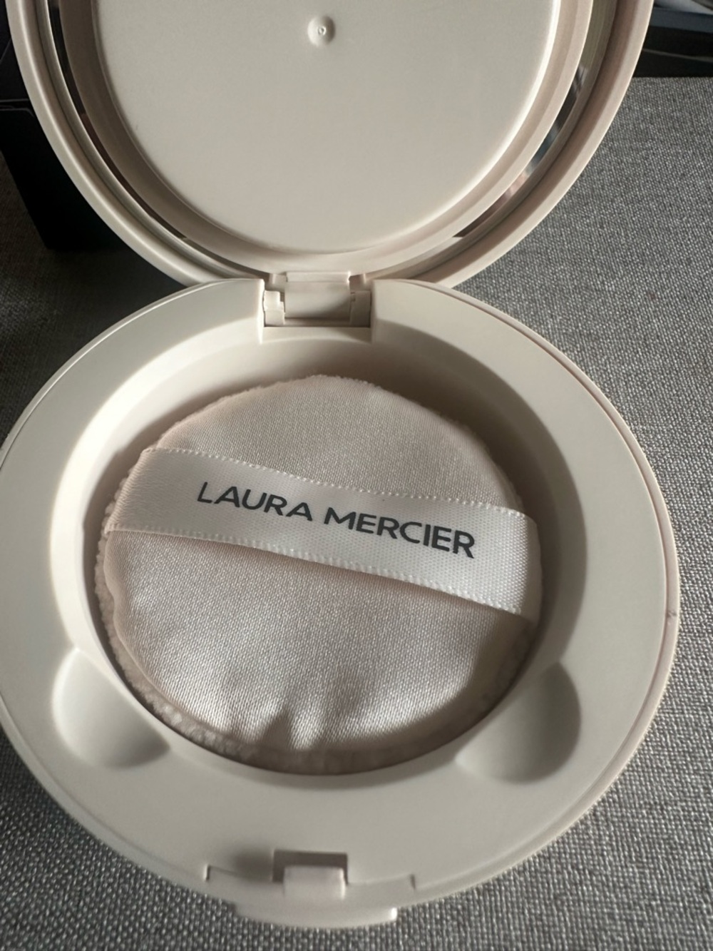Laura Mercier Translucent Setting Powder - Picture 3 of 5
